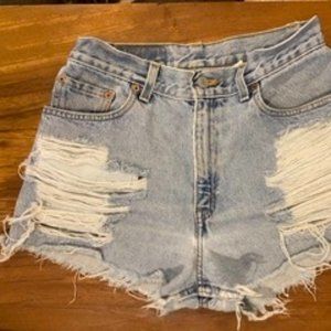 DISTRESSED CUT OFF LEVI 550 SHORTS